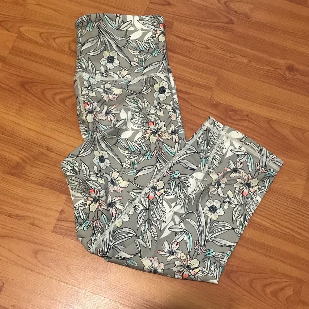 Like New Women’s Medium 3/4 print leggings